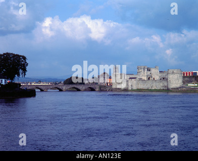 Panorama von Thomond Bridge und King John's Castle über den Fluss Shannon, Limerick, County Limerick, Eire (Irland) gesehen. Stockfoto