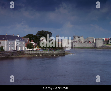 King John Castle über den Fluss Shannon, Limerick, County Limerick, Eire (Irland) gesehen. Stockfoto