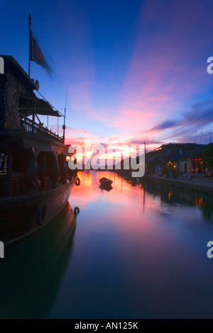 Touristischen Boote bei Sonnenuntergang Thu Bon Fluss, Hoi an, Vietnam Stockfoto