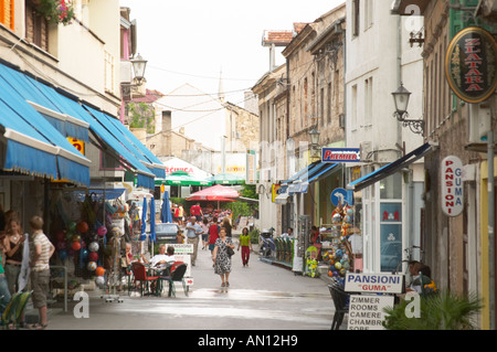 Die Einkaufsmöglichkeiten, Fußgänger und Café Straße Klammer Fejica. Menschen Sie auf der Straße gehen, sitzen in Cafés, viele von Straßenschildern. Historische Stadt von Mostar. Föderation Bosne ich Hercegovine. Bosnien-Herzegowina, Europa. Stockfoto