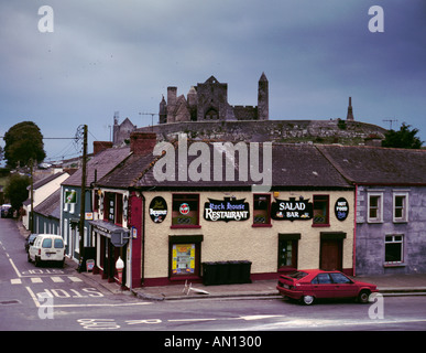 Rock of Cashel über Cashel Stadt gesehen, County Tipperary, Irland (Irland). Stockfoto