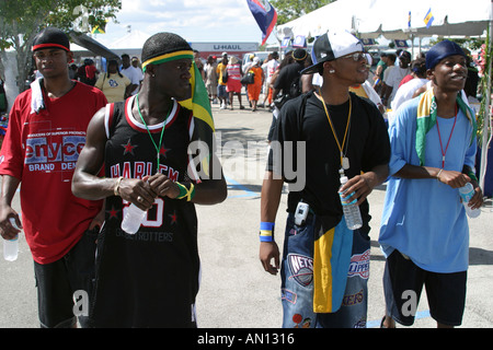 Miami Florida, Homestead, jährlicher Miami Karneval, karibische Mardi Gras Maskeraden, Festival, Festivalbesucher, Touristen, Touristen, Touristen, ethnische Lebensmittel, Verkäufer ve Stockfoto