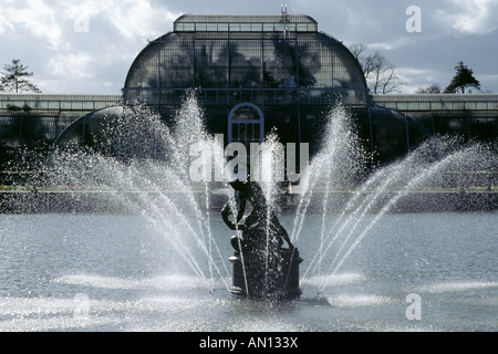 Statue des Herkules Ringen der Schlange Flussgott Acheloos vor dem Palmenhaus, Kew Gardens Stockfoto