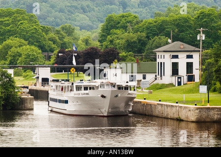 Riesige Kreuzfahrtschiff Grande Caribe durchläuft Schloss 14 Canajoharie auf der Erie-Kanal New York Stockfoto