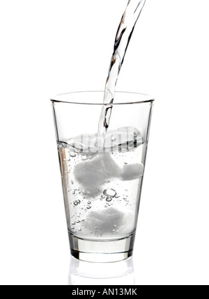 Wasser in ein Glas gegossen wird Stockfoto