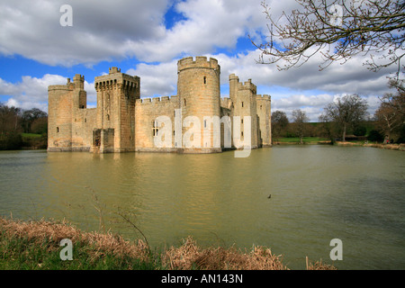 Bodiam Castle ist eine viereckige Burg befindet sich in der Nähe von Robertsbridge in East Sussex, England Stockfoto