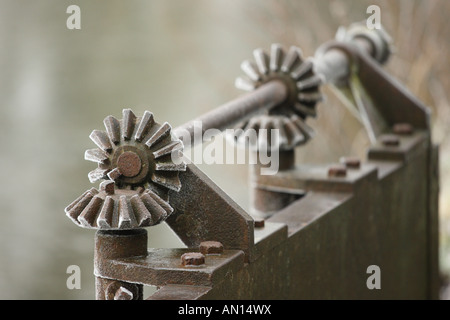 Schleuse am kleinen See führt zum Fluss Glaven "North Norfolk" UK Stockfoto