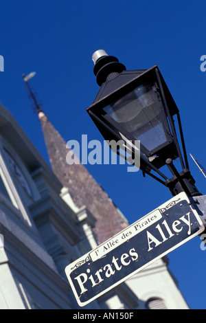 New Orleans Louisiana Piraten Gasse Zeichen und Gaslampe mit St. Louis Kathedrale im Rücken französische Viertel Jackson Square Stockfoto