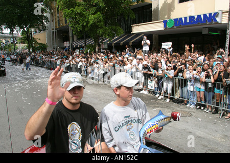 Miami Florida, Flagler Street, Florida Marlins Major League Baseballweltmeister, Fans feiern, Banner, Parade, kulturelles Ereignis, Tradition, Aktivität Stockfoto