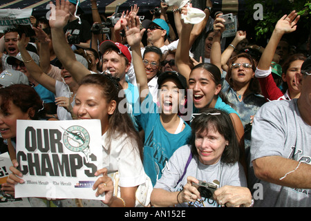 Miami Florida, Flagler Street, Florida Marlins Major League Baseballweltmeister, Fans feiern, Banner, Parade, kulturelles Ereignis, Tradition, Aktivität Stockfoto