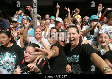 Miami Florida, Flagler Street, Florida Marlins Major League Baseballweltmeister, Fans feiern, Banner, Parade, kulturelles Ereignis, Tradition, Aktivität Stockfoto