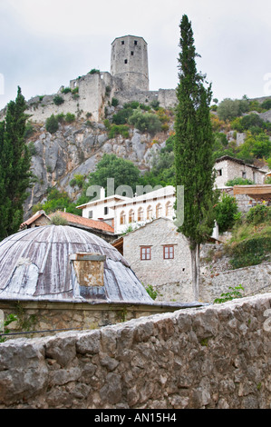 Blick über die Stadt mit Turm, Festung, Häuser und Kuppeldach. Pocitelj historischen muslimischen und christlichen Dorf in der Nähe von Mostar. Föderation Bosne ich Hercegovine. Bosnien-Herzegowina, Europa. Stockfoto