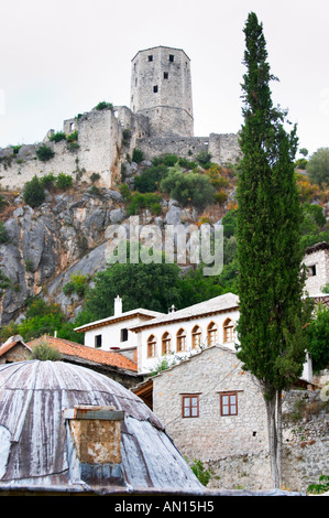 Blick über die Stadt mit Turm, Festung, Häuser und Kuppeldach. Pocitelj historischen muslimischen und christlichen Dorf in der Nähe von Mostar. Föderation Bosne ich Hercegovine. Bosnien-Herzegowina, Europa. Stockfoto