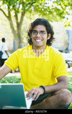 Porträt der indischen männliche College-Student im Rasen Stockfoto