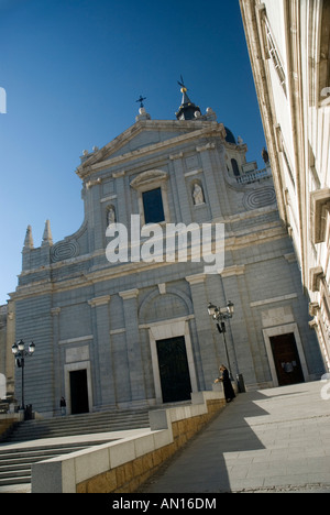 Catedral de Nuestra Señora De La Almudena ist sicherlich eines der ungewöhnlichsten, originellen und buntesten Kirchen in Spanien. Stockfoto