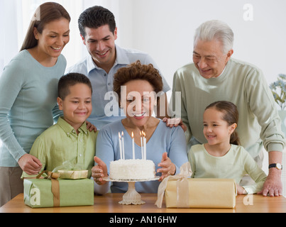 Senior-Hispanic Frau feiert Geburtstag mit Familie Stockfoto