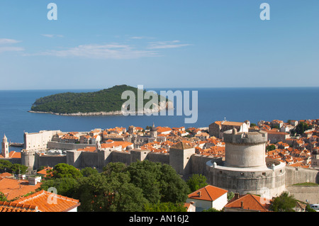 Ansicht von oben der Altstadt mit Stadtmauer und Festung Ziegel farbige Dächer Dächer, Detail der Mauer eine Festung Turm mit Lokrum Insel im Hintergrund, Minceta-Turm-Dubrovnik Altstadt. Dalmatien, Kroatien, Europa. Stockfoto