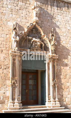 Der Eingang Portikus zum Mala Braca Saint Franziskaner Kirche Kloster Dubrovnik Altstadt. Dalmatien, Kroatien, Europa. Stockfoto