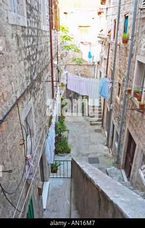 Eine steile, schmale Straße zwischen alten Häusern mit vielen Wäscheleinen mit waschen hängen zum Trocknen von Dubrovnik Altstadt. Dalmatien, Kroatien, Europa. Stockfoto