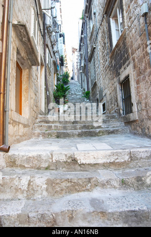 Blick von der Prijeko-Straße eine schmale Straße mit steilen Treppen hinauf. Engen Kopfsteinpflaster Straße. Dubrovnik Altstadt. Dalmatien, Kroatien, Europa. Stockfoto