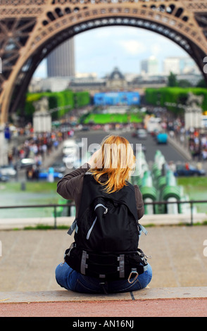 Touristen fotografieren der Eiffelturm in Paris Frankreich Stockfoto