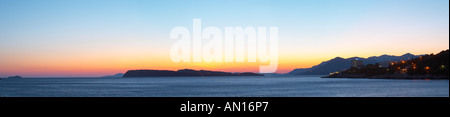 Sonnenuntergang über dem Meer. Breite Panorama mit Blick auf die Inseln Daksa‟ und andere. Hausbeleuchtung. Uvala Sumartin zwischen Halbinseln Babin Kuk und Lapad Bucht. Dubrovnik, Neustadt. Dalmatien, Kroatien, Europa. Stockfoto