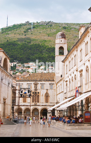 Das Pred Dvorom Straße mit Blick auf den Sponza-Palast und der Glockenturm an der Pred Dvorom Straße Dubrovnik Altstadt. Dalmatien, Kroatien, Europa. Stockfoto