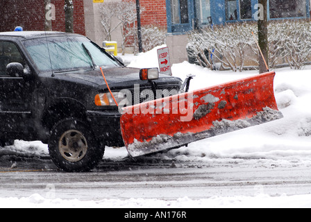 Schneepflug LKW auf der Straße während eines Schneesturms Stockfoto