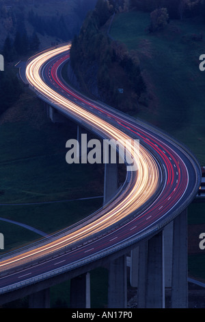 Verkehr auf Viadukt durch Brennerpass Österreich Stockfoto