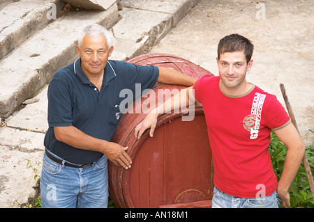 Frano und Banicevic Paval, Vater und Sohn, zwei Generationen Winzer. Toreta Vinarija Weingut in Smokvica Dorf auf der Insel Korcula. Vinarija Toreta Weingut, Smokvica Stadt. Halbinsel Peljesac. Dalmatien, Kroatien, Europa. Stockfoto