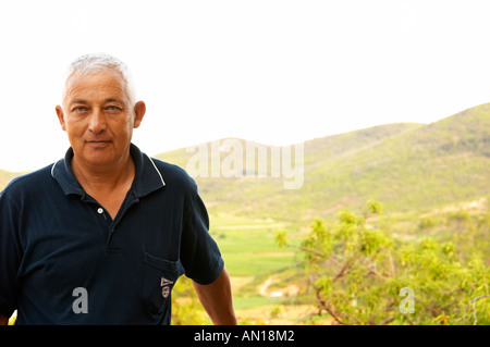 Frano Banicevic, der vorherigen Generation Winzer, Vater von Paval betreibt nun das Weingut. Blick über die Weinberge im Hintergrund Toreta Vinarija Weingut in Smokvica Dorf auf der Insel Korcula. Vinarija Toreta Weingut, Smokvica Stadt. Halbinsel Peljesac. Dalmatien, Kroatien, Europa. Stockfoto