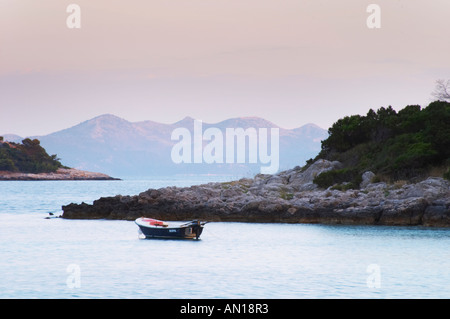 Blick über das Meer, Inseln und Berge mit einen kleinen motor Sportboot ankern vor der Insel Korcula bei Sonnenuntergang. Prizba Dorf. Insel Korcula. Prizba, Riva Apartments, Danny Franulovic. Insel Korcula. Dalmatien, Kroatien, Europa. Stockfoto