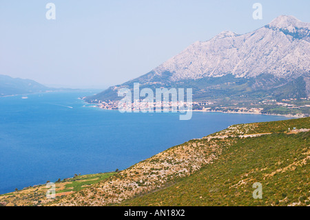 Blick über die Stadt Orebic Dorf und Berg Sveti Ilija, dunkle blaue Meer in Richtung Korculanski Kanal Halbinsel Peljesac. Orebic-Stadt. Halbinsel Peljesac. Dalmatien, Kroatien, Europa. Stockfoto