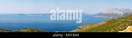 Weiten Blick über der Stadt Orebic Dorf und Berg Sveti Ilija, dunkle blaue Meer in Richtung Korculanski Kanal und der Insel Korcula. Halbinsel Peljesac. Orebic-Stadt. Halbinsel Peljesac. Dalmatien, Kroatien, Europa. Stockfoto