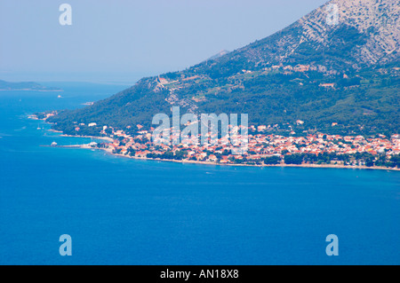 Blick über das Dorf Stadt Orebic und Berg Sveti Ilija, dunkle blaue Meer in Richtung Korculanski Kanal und der Insel Korcula. Stockfoto