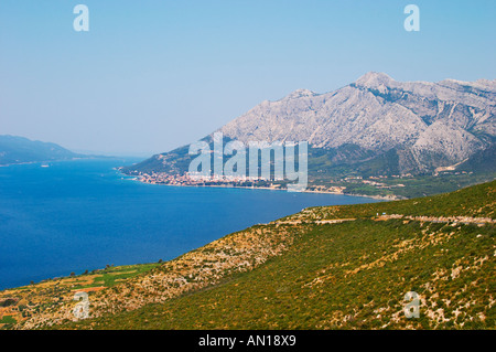 Blick über das Dorf Stadt Orebic und Berg Sveti Ilija, dunkle blaue Meer in Richtung Korculanski Kanal und der Insel Korcula. Stockfoto