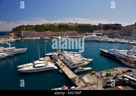 Luxus-Yachten in der Marina Port Hercule in Monte Carlo, Monaco, Provence, Cote d ' Azur, Corniches De La Riviera, Frankreich Stockfoto