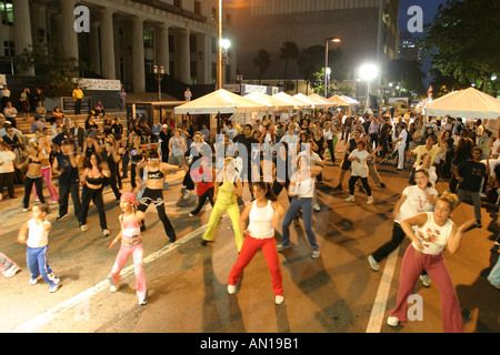 Miami Florida, Flagler Street, Bürgermeister Alex Penelas Health and Fitness Challenge, kostenlose Gesundheitsvorführungen, Zumba Salsa Aerobic, Darsteller, Besucher reisen tr Stockfoto