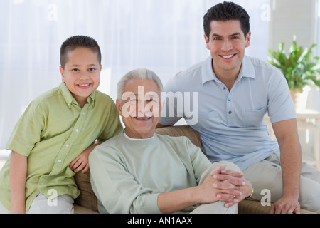 Porträt des generationsübergreifenden Hispanic männlichen Familienmitglieder Stockfoto