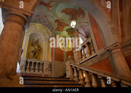 Jugendstil-Stil-Treppe mit Statuen im Palais Lascaris, Museum, Old Town, Nizza, Provence, Cote d ' Azur, Frankreich, Europa. Stockfoto