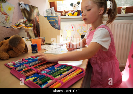 6 Jahre alten stolz Schulmädchen machen ihre ersten Schoolworks je Hamburg Deutschland Europa erste-Grader Stockfoto