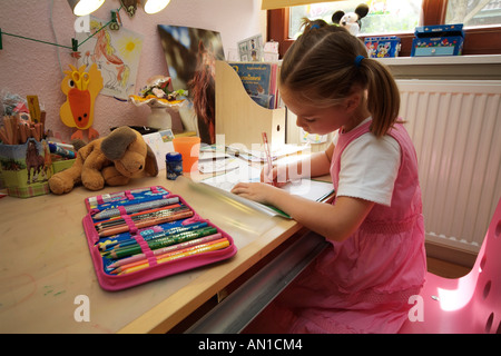 6 Jahre alten stolz Schulmädchen machen ihre ersten Schoolworks je Hamburg Deutschland Europa erste-Grader Stockfoto