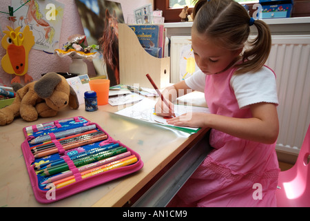 6 Jahre alten stolz Schulmädchen machen ihre ersten Schoolworks je Hamburg Deutschland Europa erste-Grader Stockfoto