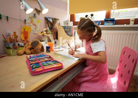 6 Jahre alten stolz Schulmädchen machen ihre ersten Schoolworks je Hamburg Deutschland Europa erste-Grader Stockfoto