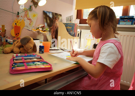 6 Jahre alten stolz Schulmädchen machen ihre ersten Schoolworks je Hamburg Deutschland Europa erste-Grader Stockfoto