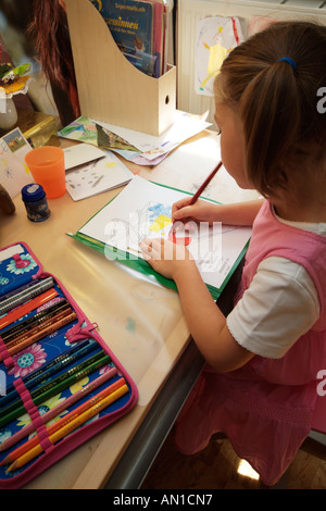 6 Jahre alten stolz Schulmädchen machen ihre ersten Schoolworks je Hamburg Deutschland Europa erste-Grader Stockfoto