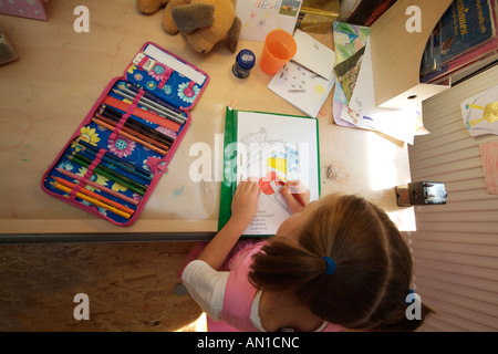 6 Jahre alten stolz Schulmädchen machen ihre ersten Schoolworks je Hamburg Deutschland Europa erste-Grader Stockfoto