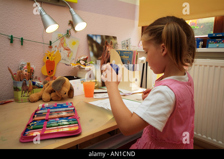 6 Jahre alten stolz Schulmädchen machen ihre ersten Schoolworks je Hamburg Deutschland Europa erste-Grader Stockfoto