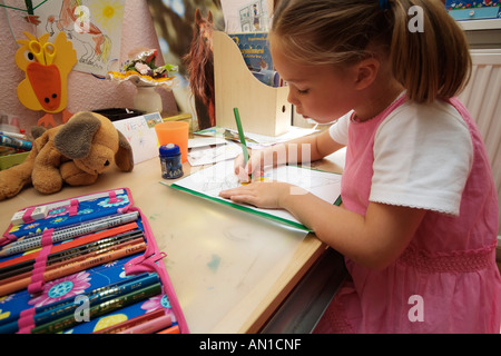 6 Jahre alten stolz Schulmädchen machen ihre ersten Schoolworks je Hamburg Deutschland Europa erste-Grader Stockfoto