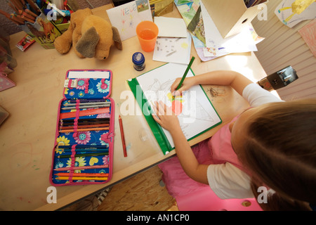 6 Jahre alten stolz Schulmädchen machen ihre ersten Schoolworks je Hamburg Deutschland Europa erste-Grader Stockfoto